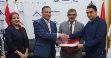 صور .. رئيس جامعة بنها يكرم فرد الأمن صاحب واقعة ضبط طالب الحشيش 