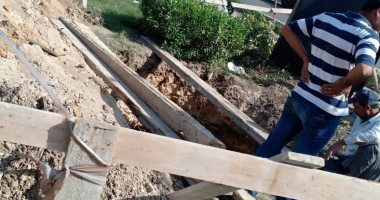 صور.. هبوط أرضى شرق الإسكندرية والحى يقوم بأعمال الإصلاح