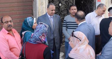 اللجنة الاستشارية لـ"هندسة الإسكندرية" تعاين العقار المائل بالجمرك
