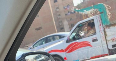 قارئ يرصد طفلا يقود سيارة نصف نقل علي الطريق الدائرى