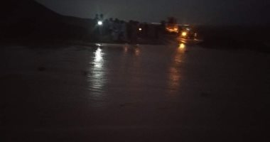أمطار غزيرة وسيول تجتاح الأودية الصحراوية بمرسى علم.. صور
