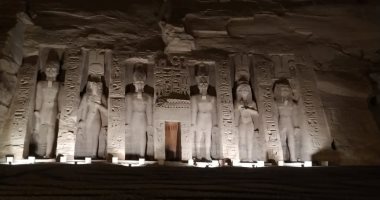 "آثار أسوان": الانتهاء من إضاءة واجهة معبدى أبوسمبل.. صور
