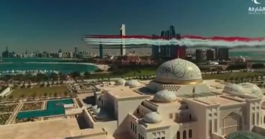 طائرات تحلق بألوان العلم المصرى في سماء أبوظبى تحية للرئيس السيسى