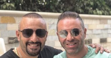 أحمد السقا ينشر صورة مع حازم إمام ويعلق: "الخلوق عشرة عمرى"