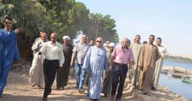 مدير الطرق بالأقصر يعاين موقع رصف طريق مستشفى إسنا الجديدة وشارع البحر