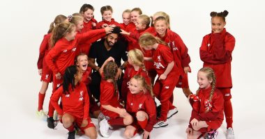 محمد صلاح يكشف سر عشقه للقطط فى حوار طريف مع أطفال ليفربول.. فيديو