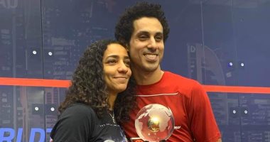 طارق مؤمن ورنيم الوليلي يعانقان كأس بطولة العالم للاسكواش
