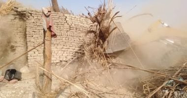 صور.. مدينة إسنا تشن حملة لإزالة التعديات على أراضى أملاك الدولة فى قرية الحلة