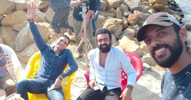 آسر ياسين يحتفل مع صناع "صاحب المقام" بانتهاء التصوير