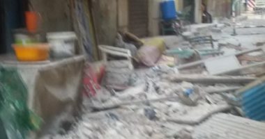 انهيار جزئى بعقار وسط الإسكندرية دون إصابات.. والحى يرفع الأنقاض 