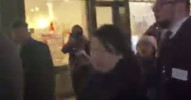 شاهد.. اعتداء متظاهرين على وزيرة عدل هونج كونج أثناء حفل  فى لندن