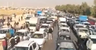 قرارات اقتصادية تشعل احتجاجات إيران.. مواطنون يوقفون سياراتهم فى عدة مدن ويشلون حركة السير بأصفهان وشوارع العاصمة.. مسئول يؤكد: مقتل مدنى فى سيرجان.. والرئيس الإيرانى يجتمع بالمجلس الاقتصادى لبحث التداعيات..صور