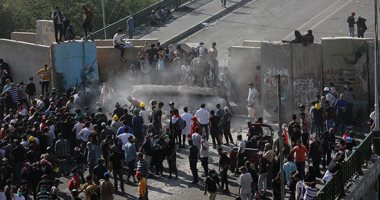 متظاهرون يسيطرون على جسر السنك فى بغداد ويهدمون الحواجز الخرسانية