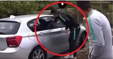 شاهد.. كريستيانو رونالدو يحاول سرقة "هاتف" مشجعة فى معسكر البرتغال