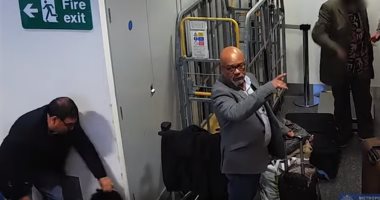 كاميرات مراقبة تفضح لصوص سرقة حقائب الركاب بمطار لندن فى 22 ثانية فقط