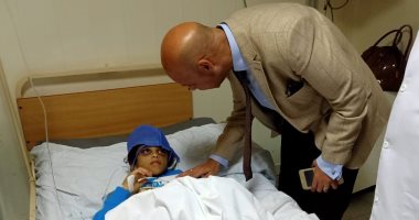 وكيل صحة الشرقية يزوز طفلة بلبيس ضحية التعذيب ويهديها لعب أطفال 