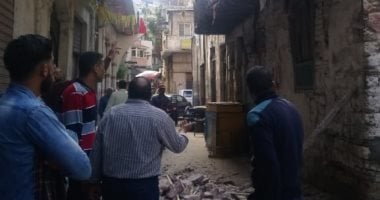 انهيار جزئى بعقار قديم بمنطقة اللبان بالإسكندرية.. صور