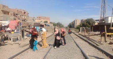 السكة الحديد تناشد قائدى المركبات والمشاة العبور من الأماكن الآمنة