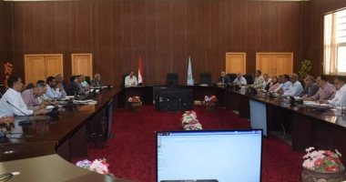 سكرتير عام البحر الأحمر يناقش آليات حماية البيئة والمكافحة المتكاملة