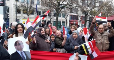 الجالية المصرية تحتشد فى برلين لتحية الرئيس السيسى أمام مقر إقامته