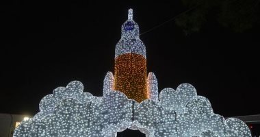 شاهد.. صاروخ القمر ونظام إطلاق ناسا بكامل إضاءتهم بمركز هيوستن للفضاء