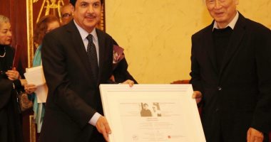 رئيس الهيئة الدولية للمسرح يكرم المخرج اليابانى تاداشى سوزوكى