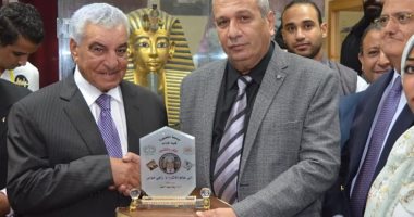 حواس يتفقد معرض صور توت عنخ آمون بآداب المنصورة والمتحف التعليمى والتراث الشعبى