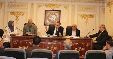"اقتراحات البرلمان" توصي بسرعة رصف الطرق الرئيسية والداخلية بمركز الفشن