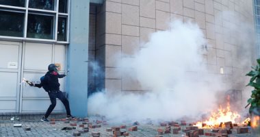 صور.. العالم هذا الصباح..اشتباكات بين الشرطة ومتظاهرين يطالبون باستقاله الرئيس بينيرا فى تشيلى..بوليفيا تشيع ضحايا اشتباكات بين مؤيدى ومعارضى الرئيس موراليس.. وروس يسبحون فى برك الجليد حفاظاً على الصحة العامة