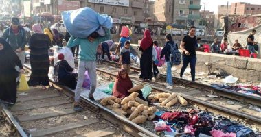 شكوى من انتشار الباعة الجائلين بشبين القناطر وعلى قضبان السكة الحديد