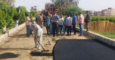 شاهد.. أعمال رصف طريق الحبيل الرئيسي بمدينة البياضية