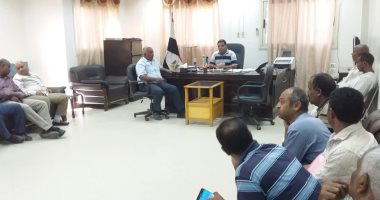 صور.. رئيس مدينة الزينية يناقش مشروعات الخطة الاستثمارية وتجميل المسار السياحى