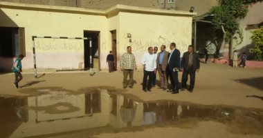 اضبط مخالفة.. مياه الصرف تغرق فصل إحدى مدارس قليوب ونقل الطلاب لفصل أخر