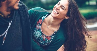 10 نصائح عشان تحافظ على علاقتك بشريك حياتك.. "قولها بحبك وهاتلها هدايا"