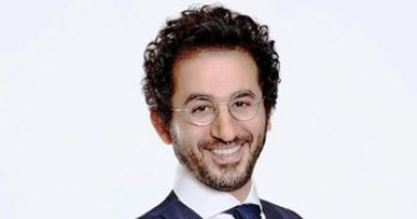 أحمد حلمى يشجع متابعيه على البقاء فى المنزل: بقيت اعرف اعمل كيك والف محشى