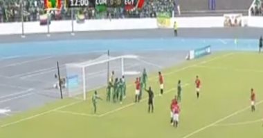 شاهد.. منتخب مصر يرفض هدية حارس جزر القمر داخل منطقة الجزاء