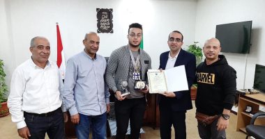 صور.. نائب محافظ الإسماعيلية يكرم طالب الهندسة حاصد جائزة أقوى ناشئى العالم