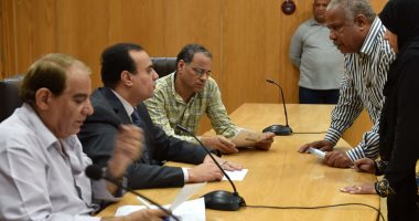 محافظ الأقصر يناقش خطط مشروعات المياه والصرف.. ونائبه يبحث شكاوى المواطنين