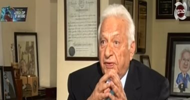 أحمد عكاشة: هناك رئيس حكم مصر لمدة عام كان يعانى من هشاشة فى المخ ..فيديو