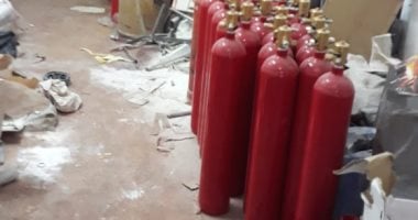حجز صاحب مصنع بدون ترخيص لإنتاج طفايات الحريق فى الزيتون