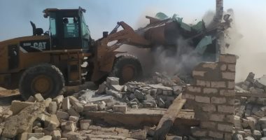 صور.. إزالة 43 حالة تعدى واسترداد 4469 فدان بأبنوب خلال حملات موسعة فى أسيوط