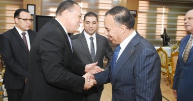 محافظ الشرقية ورئيس هيئة تعليم الكبار يبحثان تفعيل مبادرة مؤسسة بلا أمية
