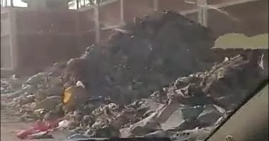 سكان الحويطات بالنزهة الجديدة يشكون تراكم القمامة وتهالك الطريق وعدم إنارته
