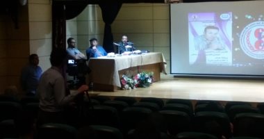 الفنان أحمد ماهر "يناقش الأداء المسرحى" بكلية اللغة والإعلام بالأكاديمية العربية