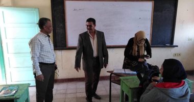 مدير تعليمية بنها: رفع الديسكات والرواكد الخشبية بالمدارس حفاظا على الطلاب