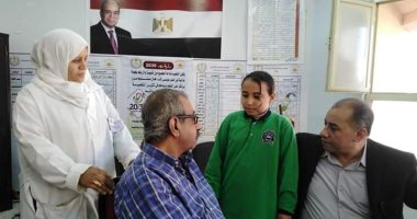 صور.. مدير التأمين الصحى يتفقد مدارس العاشر من رمضان فى الشرقية