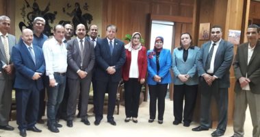 هشام عزمى يكرم رئيس الإدارة المركزية لدار الكتب