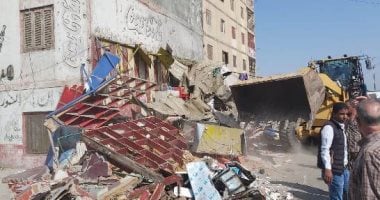 صور .. التحفظ على سيارة توزيع الأسماك خلال حملة لإزالة اشغالات بالزقازيق 