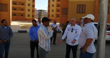 صور.. مدير المشروعات بالأقصر: تجهيز وحدات عمارات الشباب ورصف طريق الإصلاح الزراعى