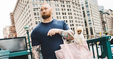 The Mountain يقود حملة لإنقاذ الكلاب فى مدينة نيويورك